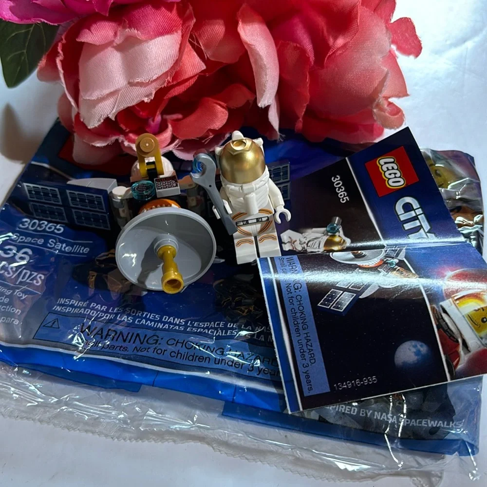 Lego City 30364 Astronaut gold face shield LEGO CITY: Space Satellite Minifig